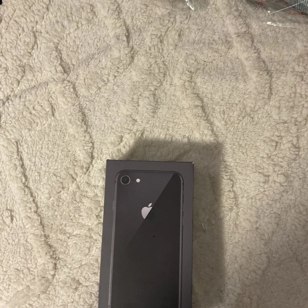 iPhone 6 Smartphone with White front/ Rose gold back 64GB cracked screen